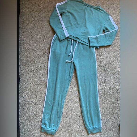 sports set does not have a size but fits S - Picture 2 of 6